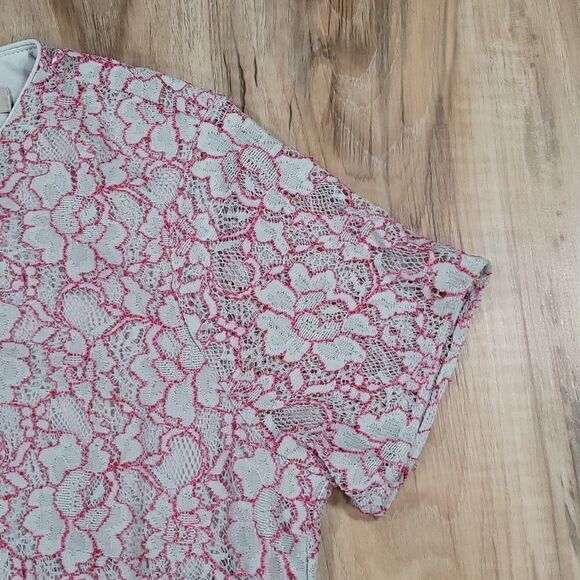 🔹️Banana Republic Gray & Pink Floral Lace Overlay Sheer Short Sleeved Top Small - Picture 4 of 10